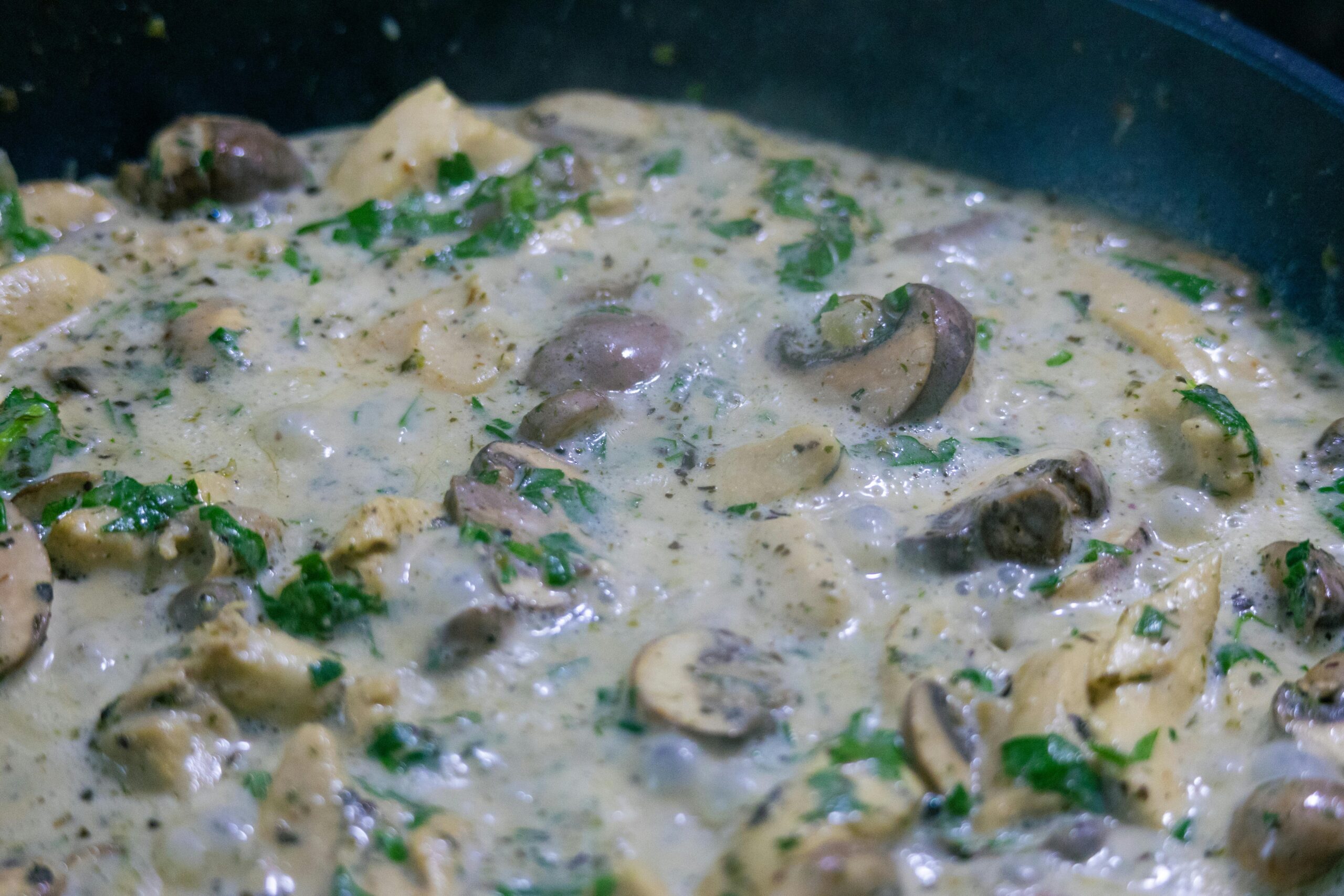 Wie macht man Semmelknödel mit Pilzrahmsoße in 25 Minuten?