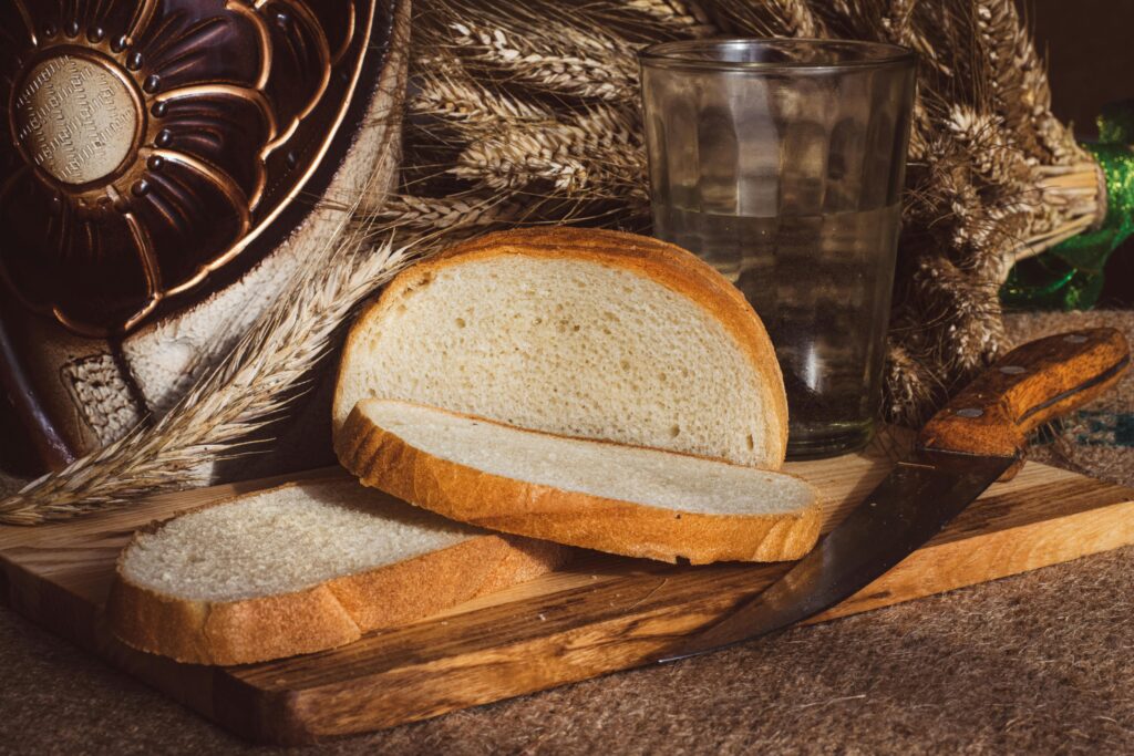 Wie macht man Omas Kirschmichel aus altbackenem Brot?